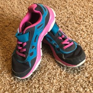 Girls Under Armour tennis shoes sz 1